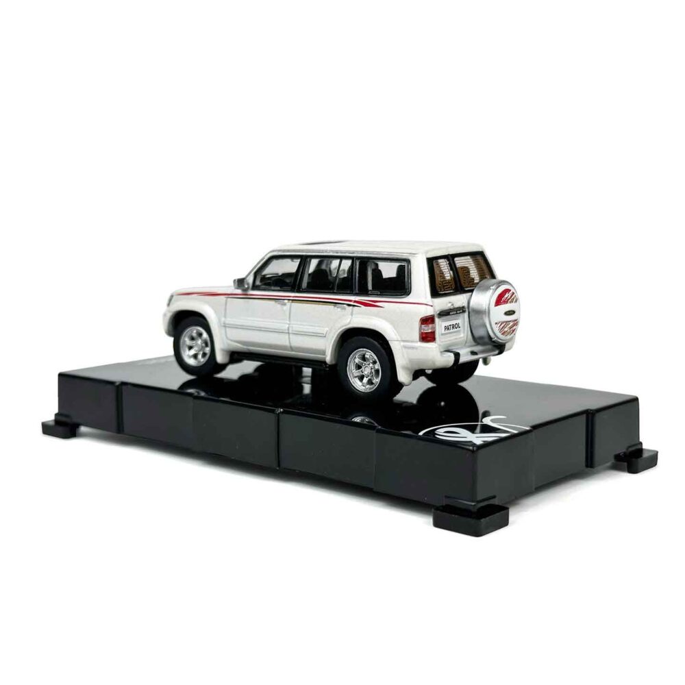 1:64 Paudi Nissan Patrol Y61 1998 white diecast SUV model rear angle