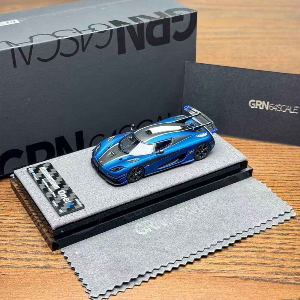 GRYNING 1:64 Koenigsegg Agera RS resin hypercar model with carbon finish and display base