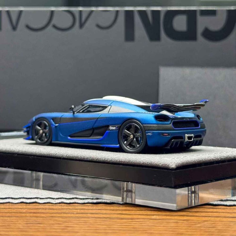 GRYNING 1:64 Koenigsegg Agera RS resin hypercar model with carbon finish and display base