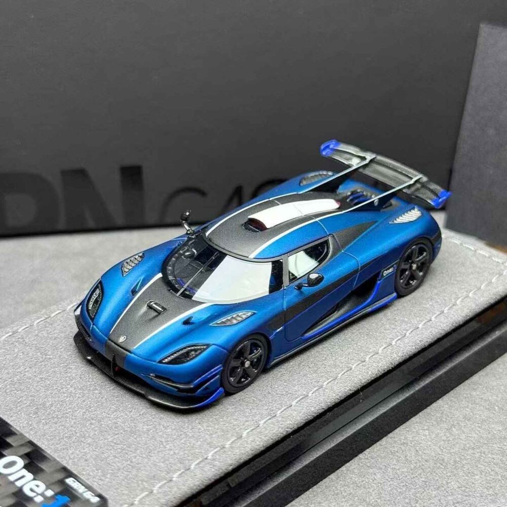 GRYNING 1:64 Koenigsegg Agera RS resin hypercar model with carbon finish and display base