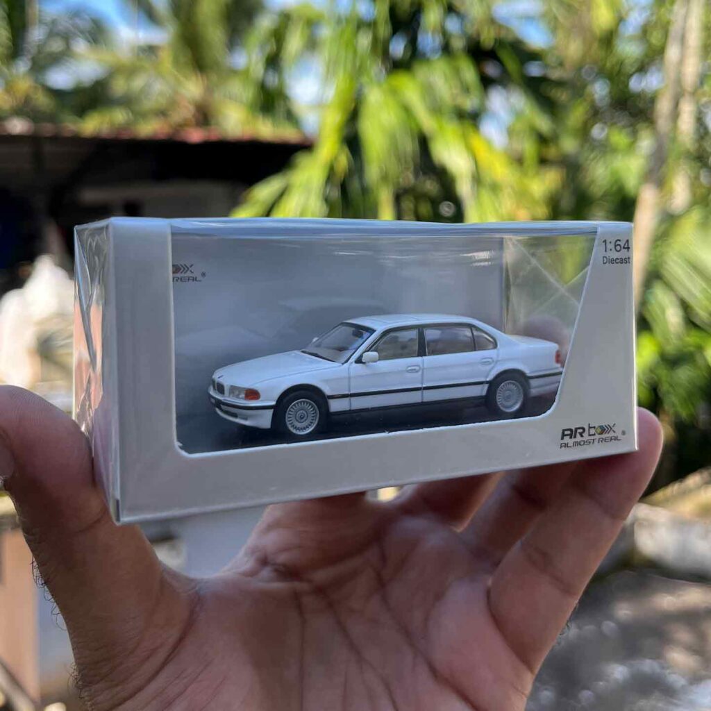 AR Box BMW 750iL (E38) 1:64 White - MiniGarage