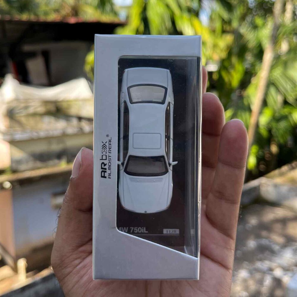 AR Box BMW 750iL E38 1:64 White diecast model car