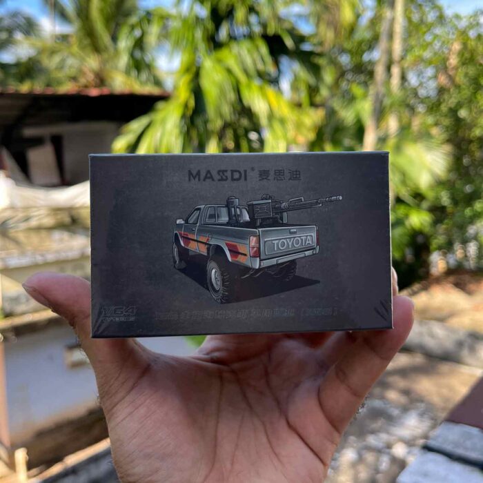 Masdi 1:64 Yellow 1995 Hilux RN80 Pickup Truck diecast model